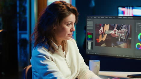 retrato de un editor de video profesional que edita la clasificación de colores