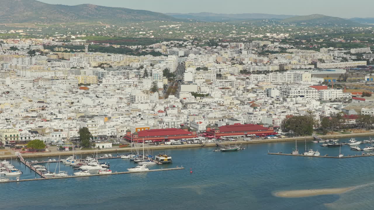 Kırmızı pazar yerleri ve şehir manzarası ile Olhão marina havadan görünümü, Algarve Portekiz
