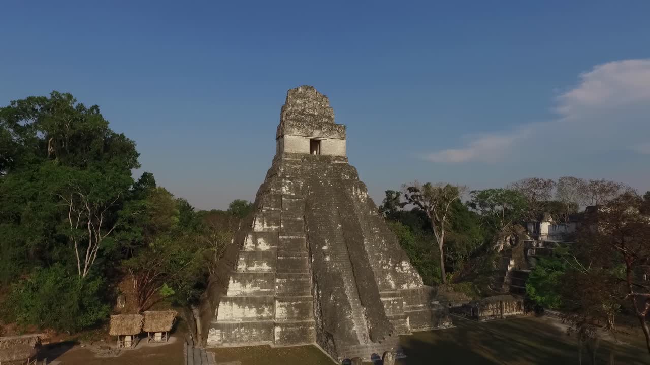 imágenes aéreas de drones del templo de gran jaguar en el parque nacional de tikal