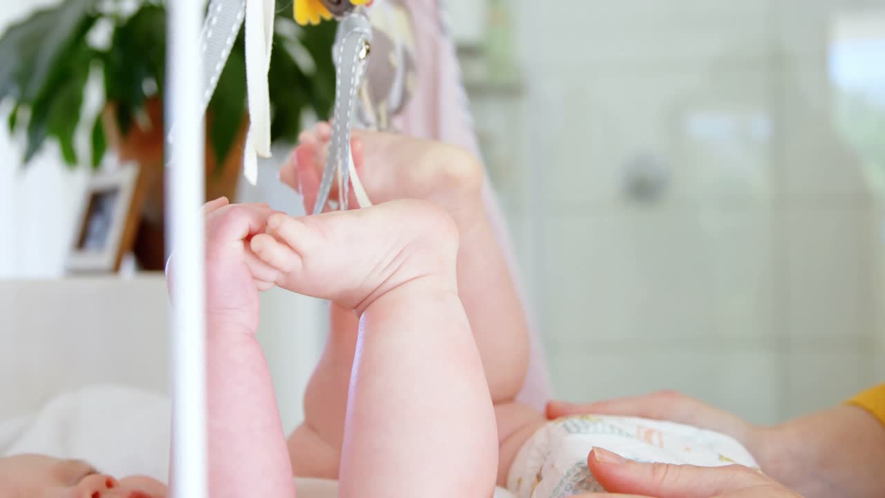 집 에서 아기 의 다리 를 들고 있는 어머니 4k