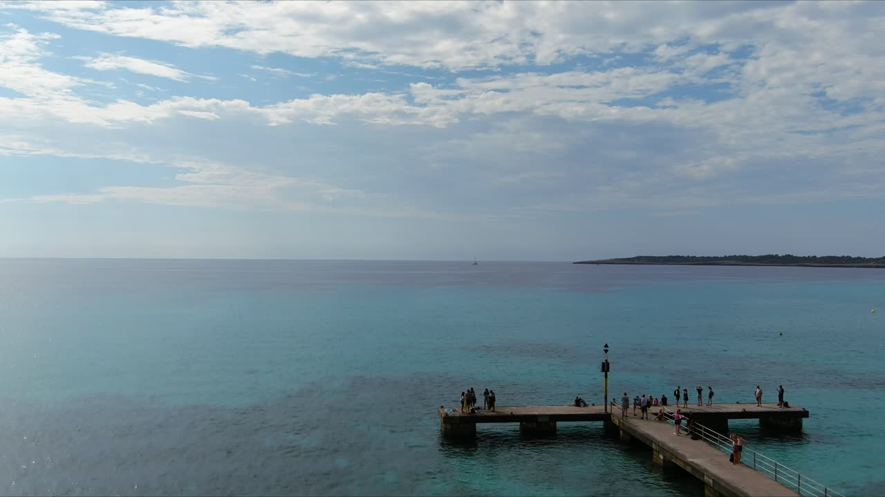 마요르카: 스페인 마요르카 섬 에 있는 휴양지 도시 인  ⁇  세르베라 의 공중 사진 | 해변 을 드러내기 위한 상승