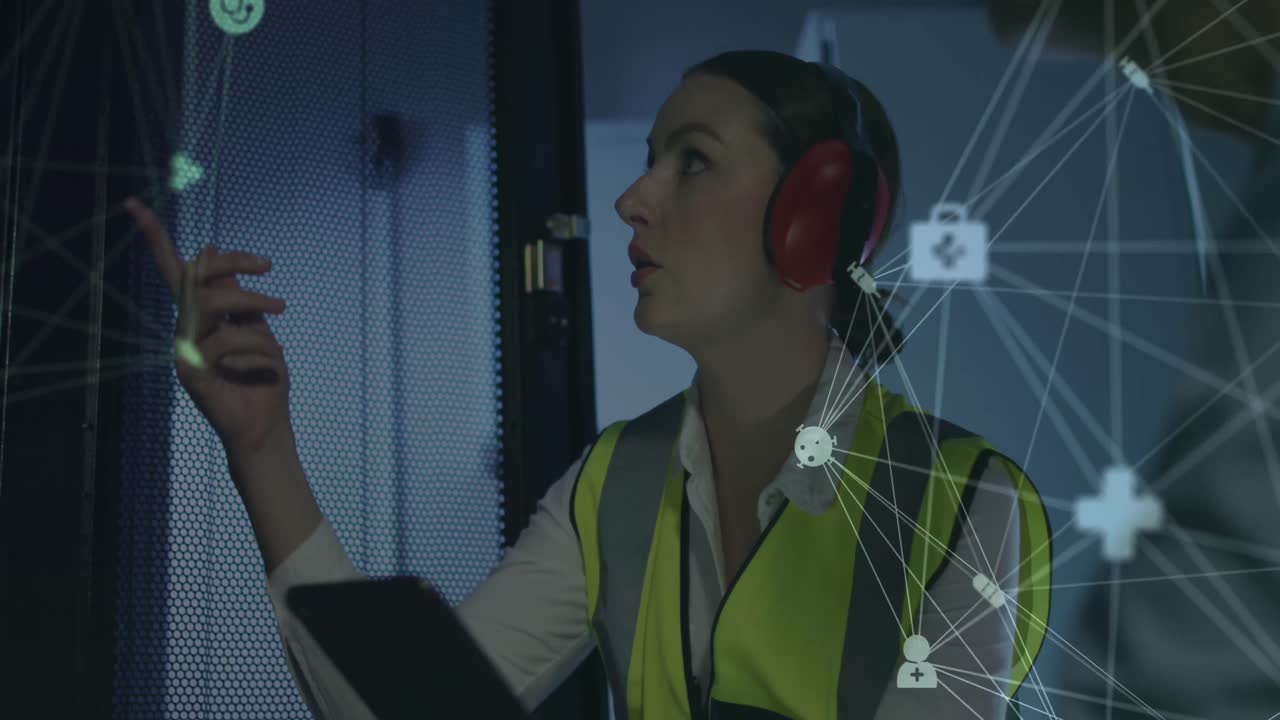 animación de la red de conexiones con iconos sobre una trabajadora de la sala de servidores caucásica