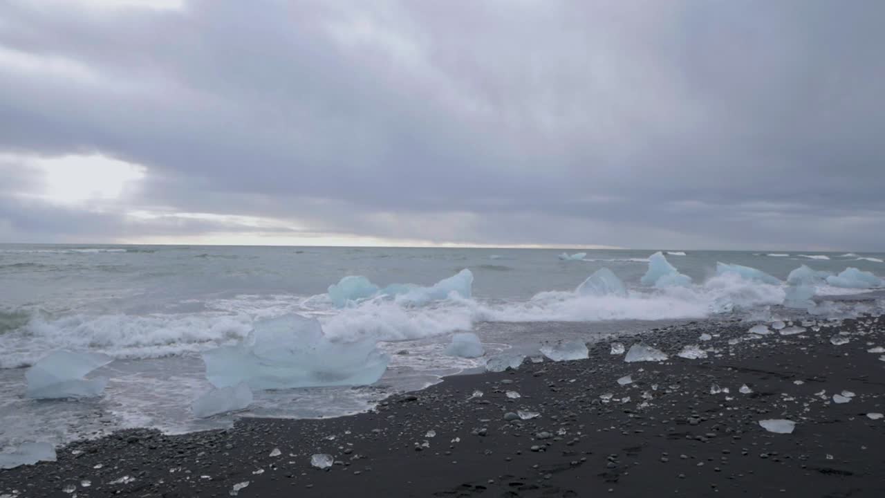 широкая замедленная съемка волн, разбивающихся об айсберги