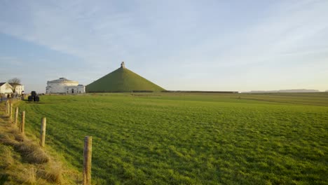 Weitwinkel-Des-Löwenhügels-Um-Ackerland-Und-Neben-Dem-Museum-Of-Waterloo