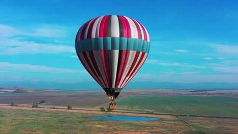 Globo-De-Aire-Colorido-Con-Cielos-Azules-Como-Fondo