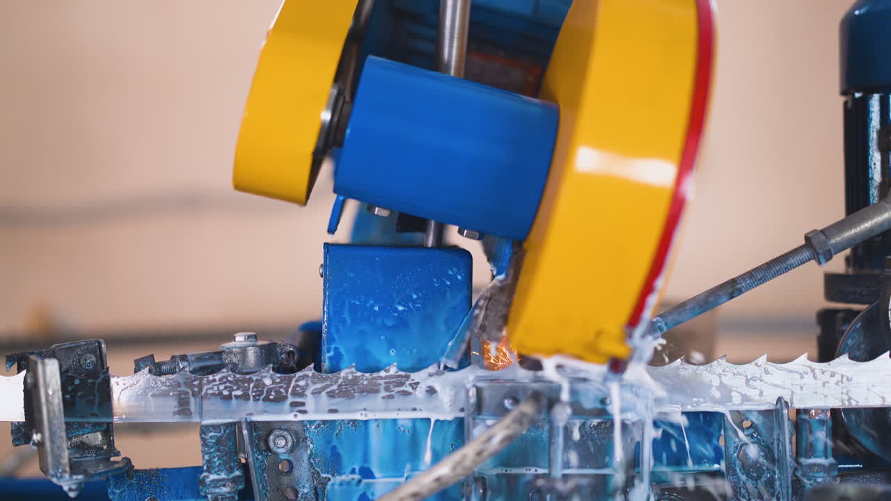 la máquina herramienta moderna afila la hoja de la sierra de banda en chorros de agua