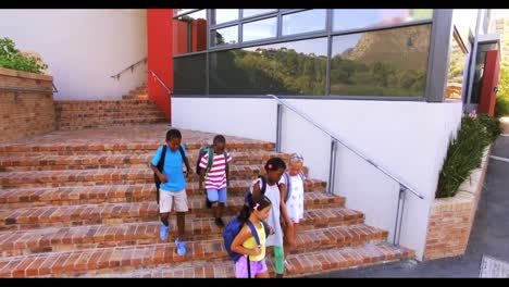 grupo de niños bajando de la escalera