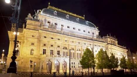 Teatro-Nacional-De-Praga,-República-Checa,por-La-Noche,iluminado-Por-Las-Farolas