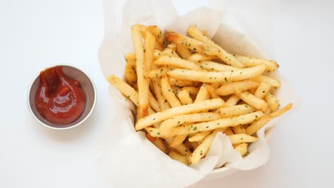 detalle de las papas fritas en la mesa.