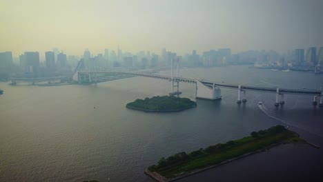 Vista-Aérea-Del-Puente-Del-Arco-Iris-Durante-El-Día-Sobre-La-Bandeja-De-Agua-A-La-Izquierda