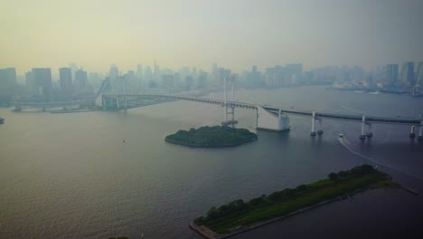 vista aérea del puente del arco iris durante el día sobre la bandeja de agua a la izquierda