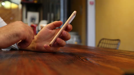 Mann-Benutzt-Telefon-Im-Restaurant