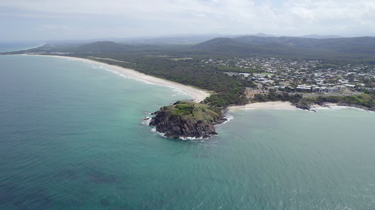 호주 뉴사우스웨일즈의 카바리타 해변과 노리스 헤드랜드 - 공중 드론 샷