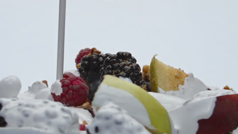 joghurt gießen früchte muesli in super langsamer nahaufnahme. nährstoff gesundes essen