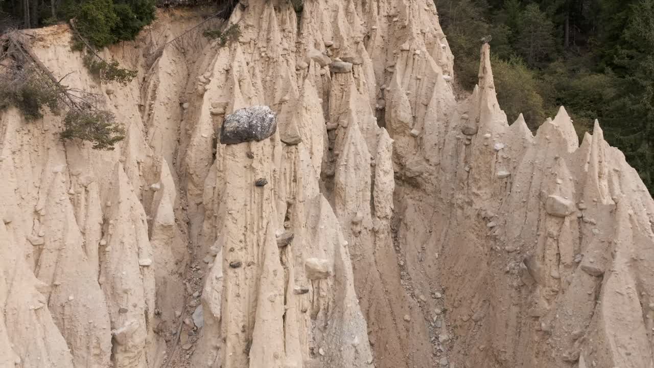 взгляд с воздуха на горные вершины во время восхода солнца в доломитах, италия