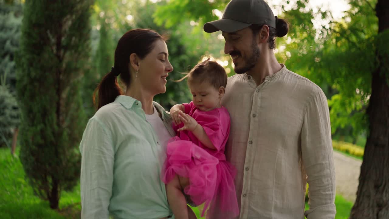Ritratto di una famiglia felice nel parco