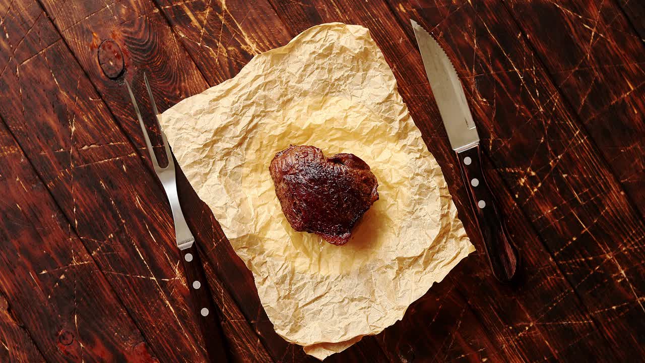 냅킨에 고기 조각