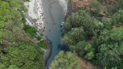 inclinación aérea de 4k hacia abajo: drone volando sobre las gargantas de alcantara, un impresionante canal de columnas de lava erosionadas naturalmente en barrancos, cañones y cuevas