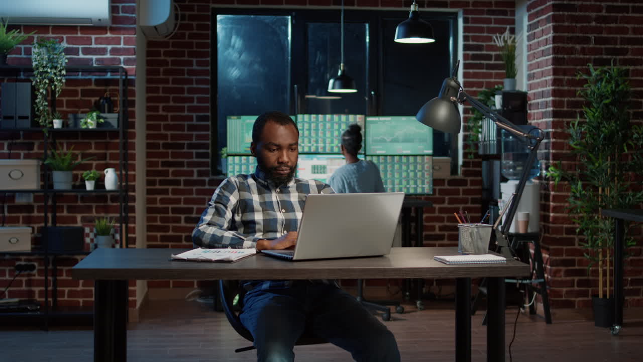 Financial analyst suffering from back pain and working at night