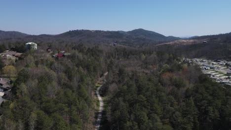 Camino-Boscoso-En-Una-Zona-De-Rápido-Desarrollo-En-Pigeon-Forge