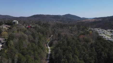 carretera boscosa en una zona de rápido desarrollo en la forja de palomas