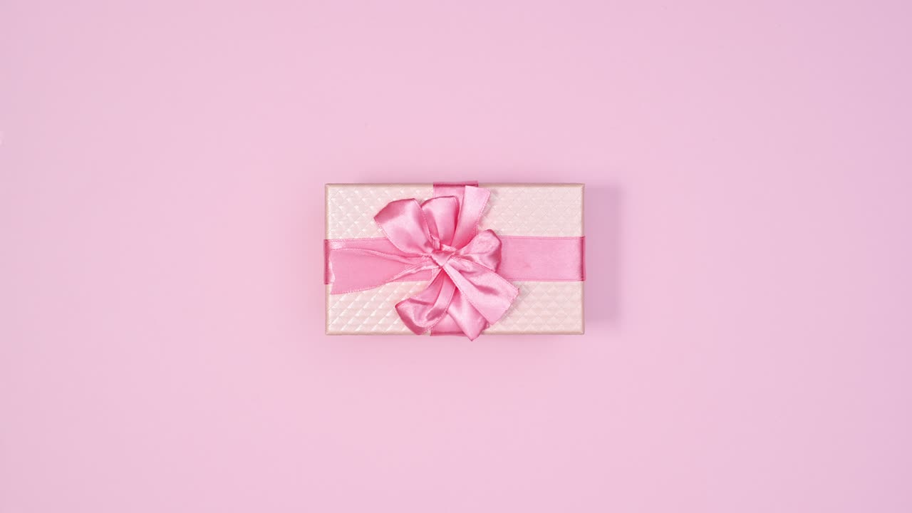 las galletas de pan de jengibre de navidad entran en una caja de regalo rosa con cinta en tema rosa pastel.