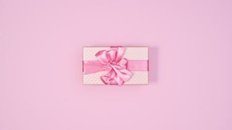 las galletas de pan de jengibre de navidad entran en una caja de regalo rosa con cinta en tema rosa pastel.