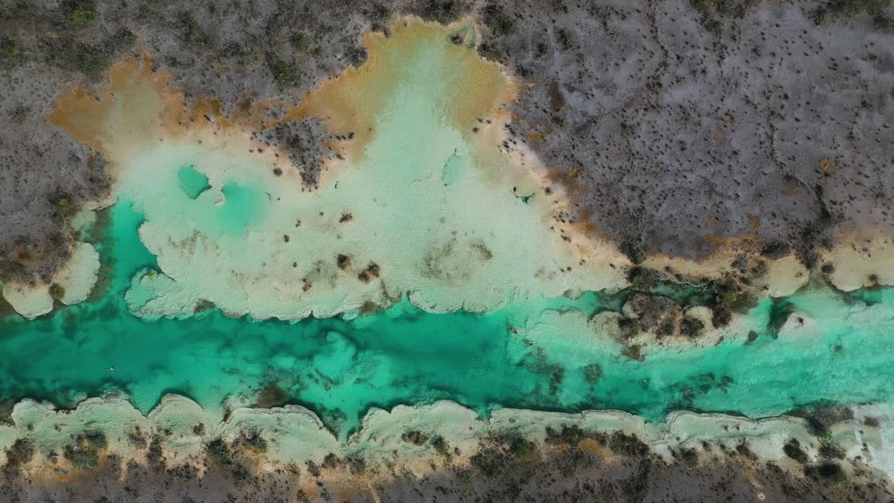 멕시코 바깔라르의 급류에서 수영하는 사람들, 4k 공중 상승 탑다운