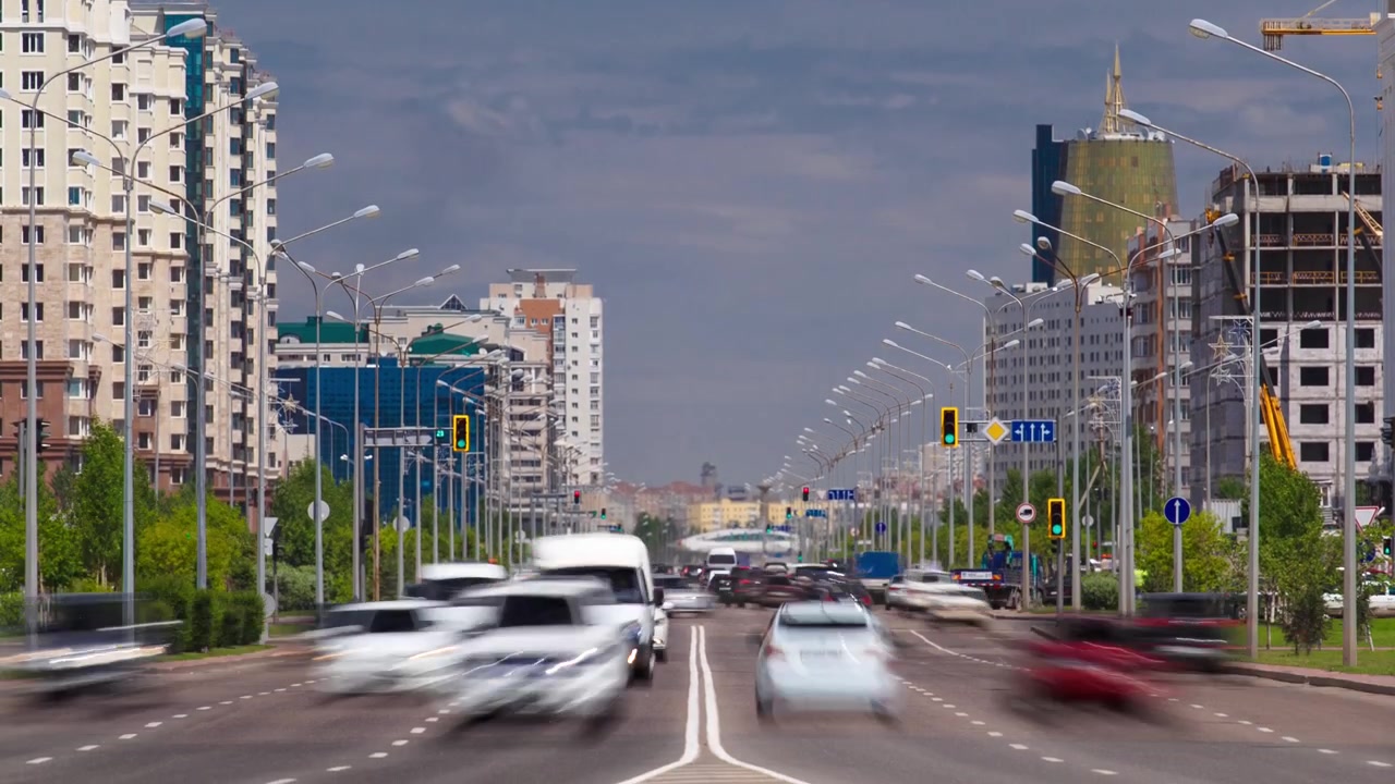 Trafik kører over de brede boulevarder i Astana i Kasakhstan. Udsigt fra triumfbuen.