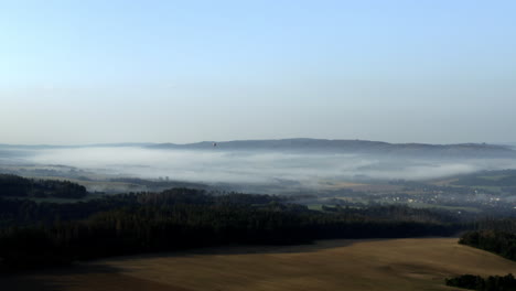 Nube-De-Niebla-Sobre-Una-Pintoresca-Campiña-Otoñal,campos,Chequia