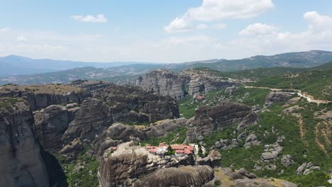 vista de drones de paisajes espectaculares y monasterios bizantinos en lo alto de rocas empinadas en meteora