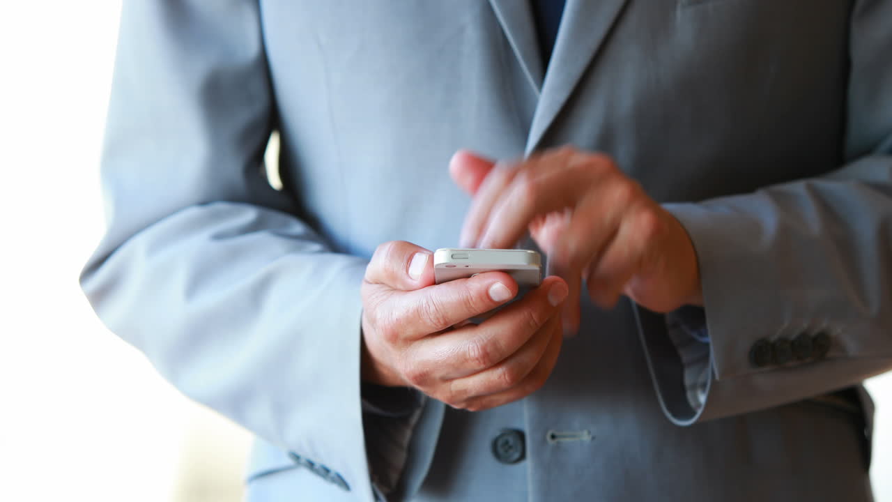 스마트 폰 을 사용하는 사업가