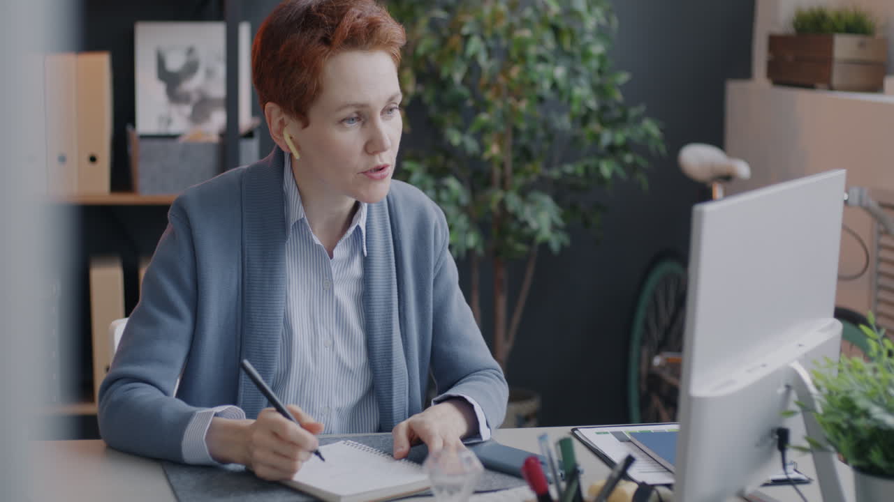 mujer en una reunión en línea