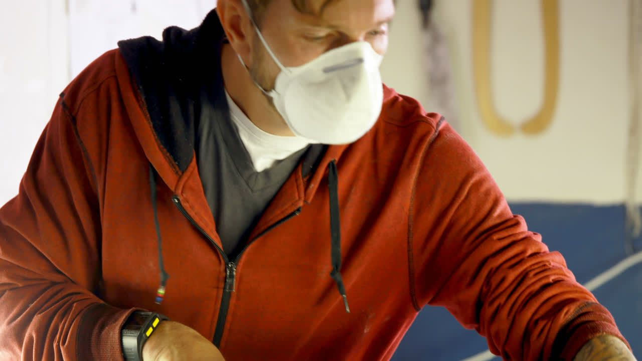 서프보드를 만드는 남자 4k