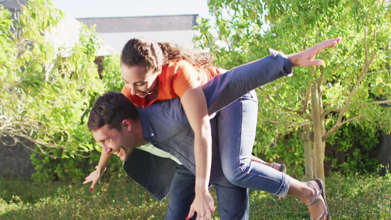 una feliz pareja caucásica pasando tiempo juntos afuera