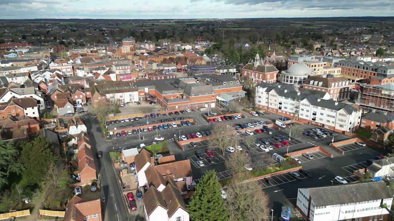 drone de braintree essex uk, aéreo, toma panorámica del punto de vista alto del estacionamiento del centro de la ciudad