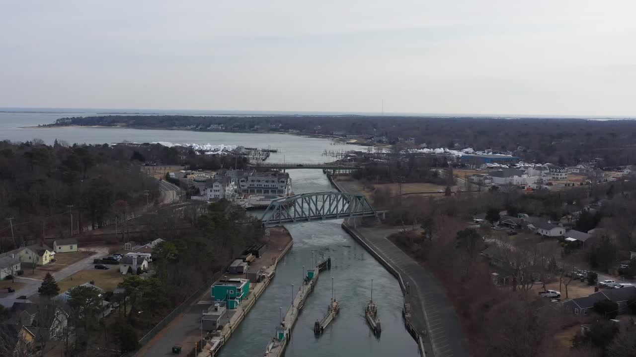 una vista aérea sobre el canal shinnecock en hampton bays, long island, ny