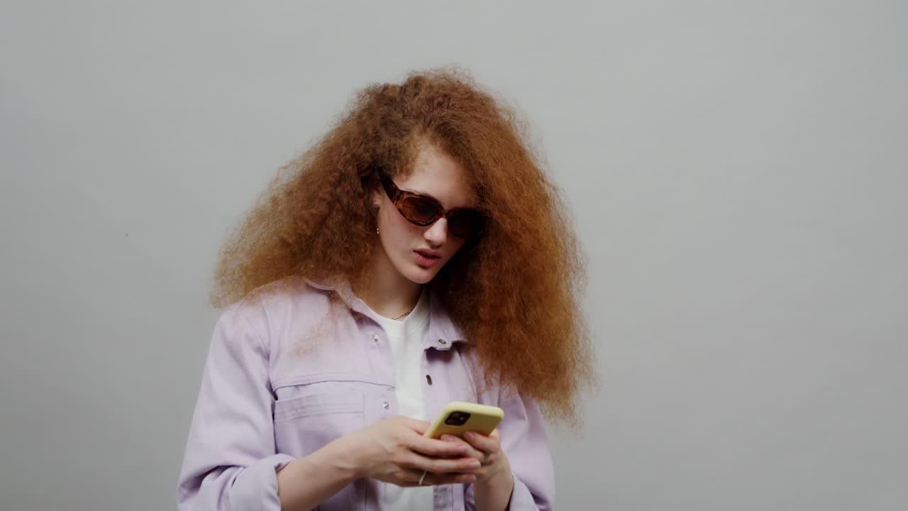 Giovane donna che messaggia al telefono