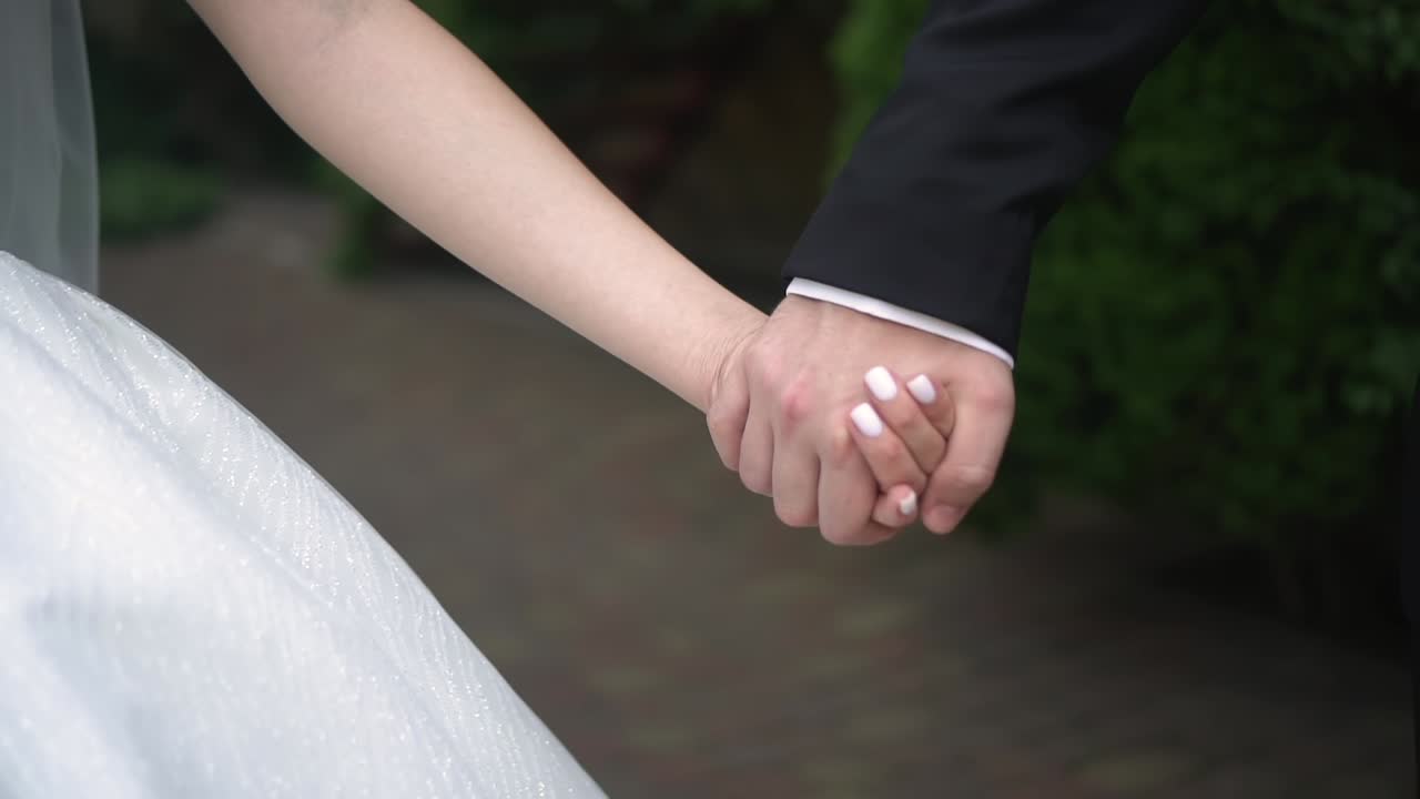 신랑과 신부는 손을 잡고