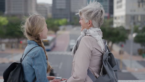 Hermosas-Mujeres-Felices-Turista-Riendo-Juntas-Madre-E-Hija-Disfrutando-De-Turismo-En-Vacaciones-De-Verano-En-La-Ciudad-Urbana-Experiencia-De-Viaje-Familiar-Cámara-Lenta