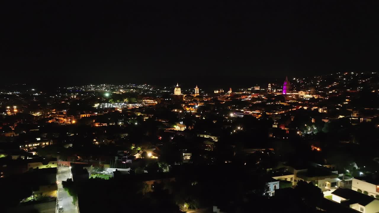 ciudad de san miguel de allende, méxico con luces iluminadas por la noche - fotografía aérea de un dron