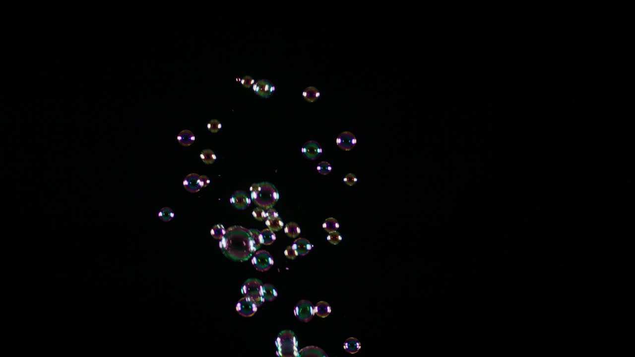 суповые пузырьки, выделенные на черном фоне