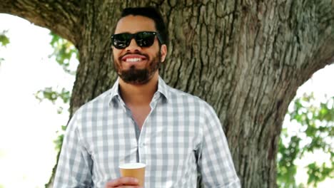 Smiling-man-wearing-sunglasses-holding-a-champagne-glass