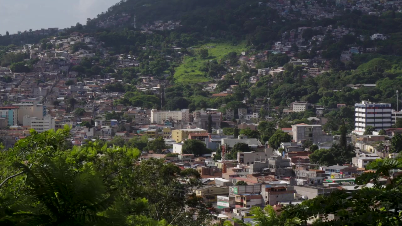 Paesaggio urbano di Tegucigalpa, Honduras. Quartieri poveri della capitale. Sviluppo urbano. 4k.