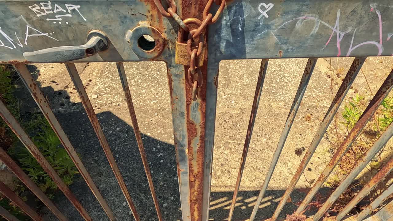 나폴리의 풍경이 있는 녹은 문