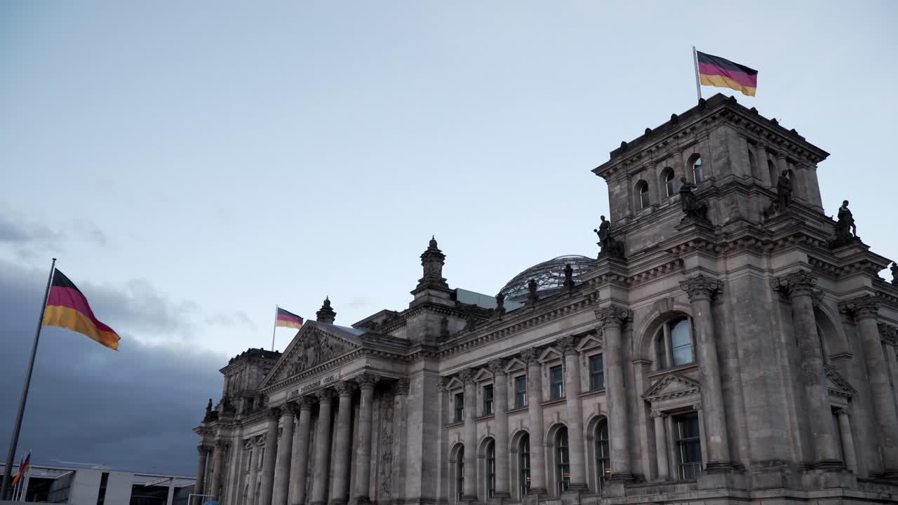 Reichstag, Berlin, 4K, evening capture, bus passing by