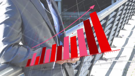 animación del procesamiento de datos financieros sobre un empresario caucásico que usa un teléfono inteligente