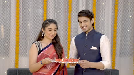 una pareja india en diwali sonriendo