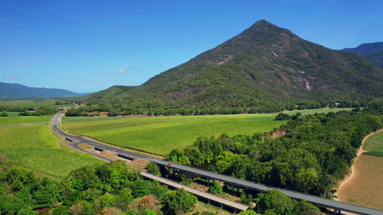 케언즈, 퀸즐랜드, 호주의 녹지와 산 사이의 경치 좋은 도로 - 공중 드론 샷