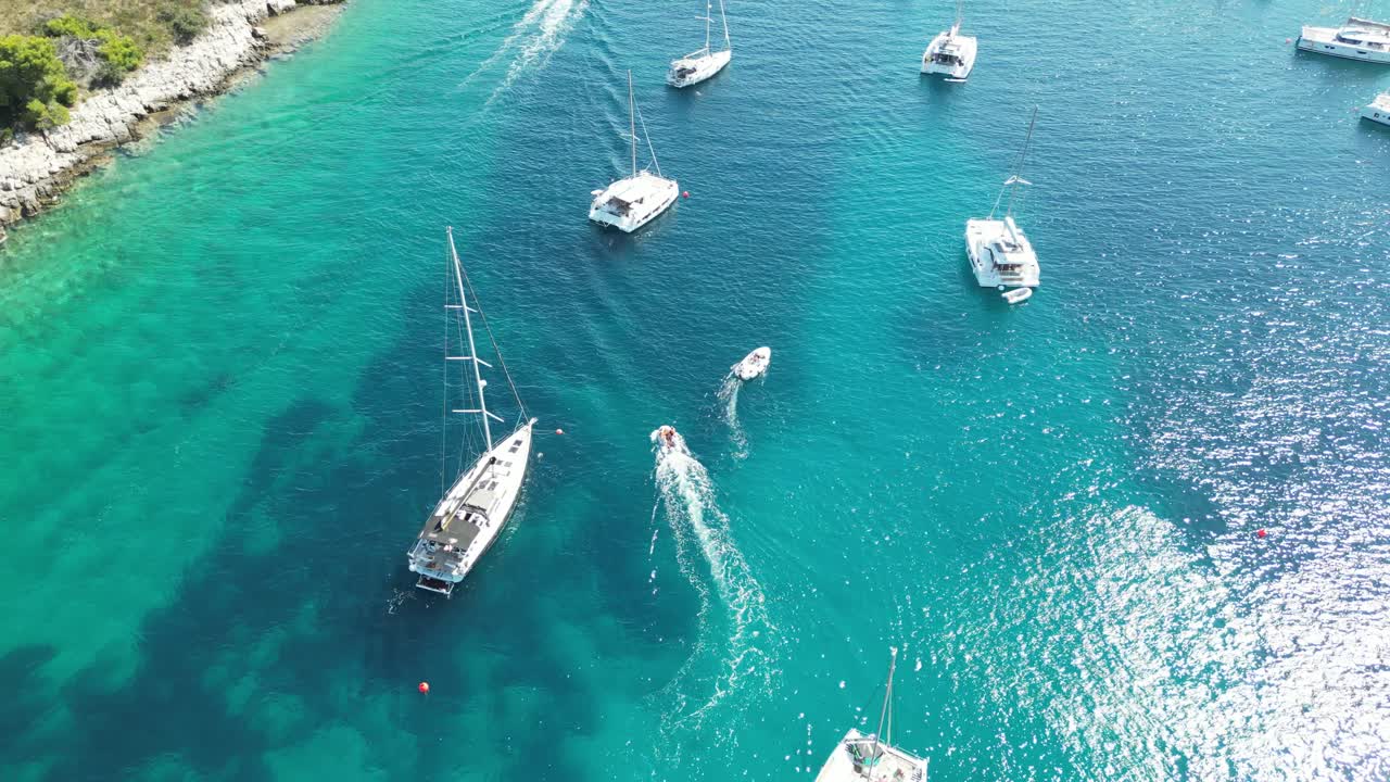vista aérea de las islas paklinski en hvar, croacia, con barcos navegando en el mar adriático